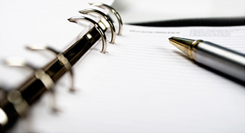 Leistung Bild mit Spiralblock und Kugelschreiber