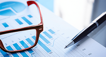 Leistung Bild mit roter Brille und Kugelschreiber